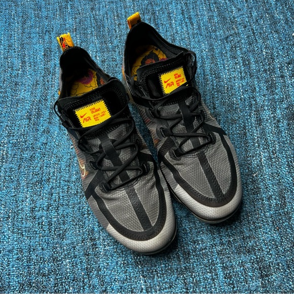 Nike Air Vapormax 2019 Sneakers in Floral Black University Gold - Picture 2 of 8